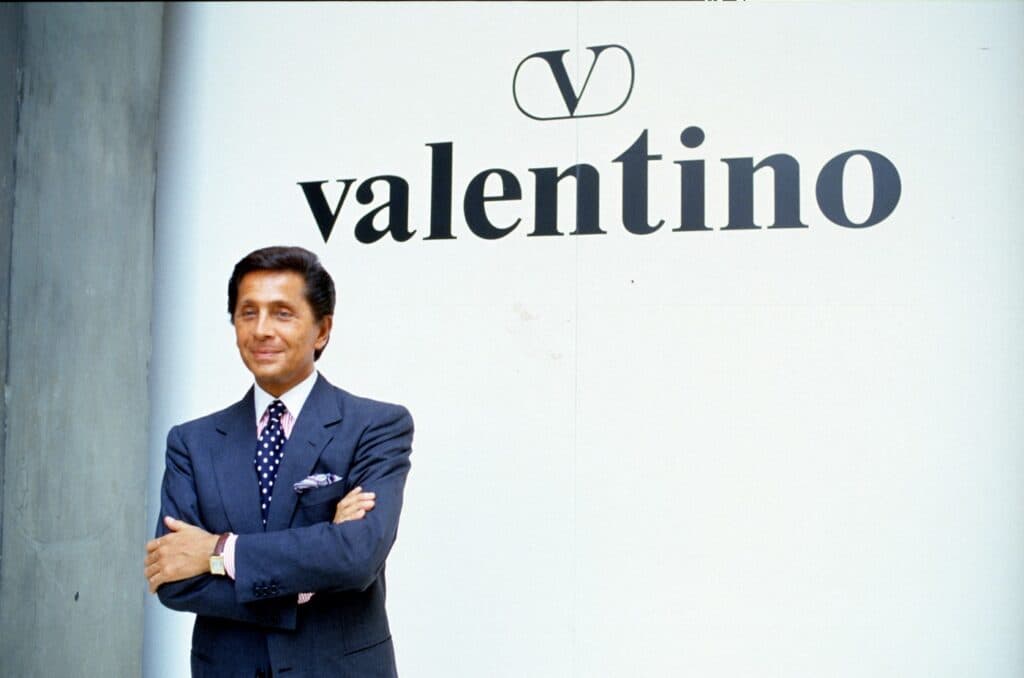 Italienii își aduc respectul față de Valentino Garavani. Oameni în lungi rânduri la capela unde este așezat corpul marelui designer de modă
