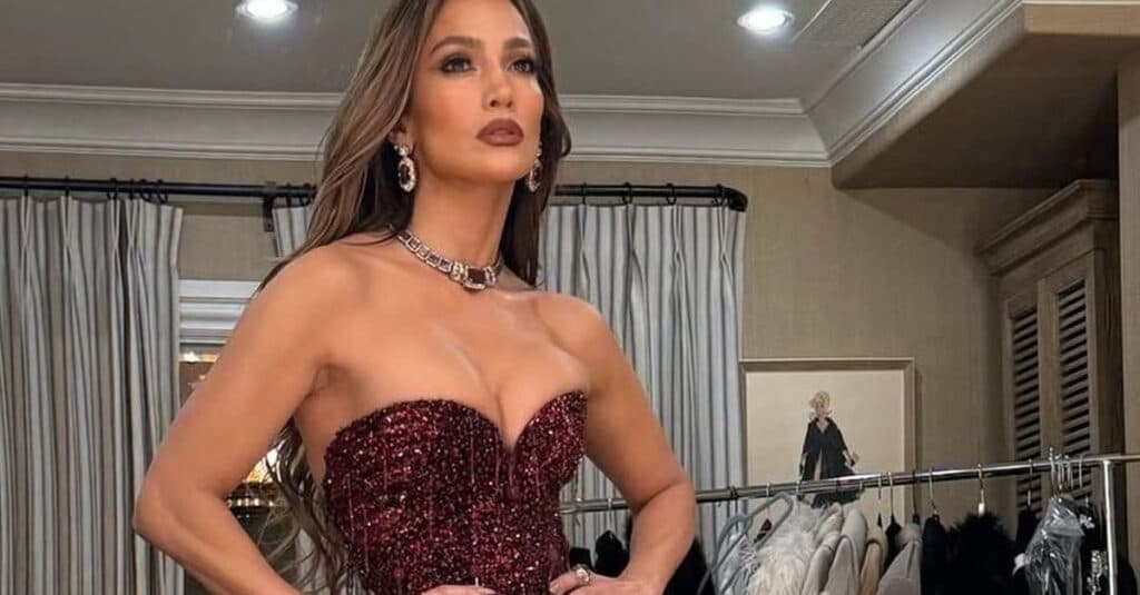 Jennifer Lopez, strălucitoare la petrecerea pre-Golden Globes! A captat atenția tuturor într-o rochie roșie sexy