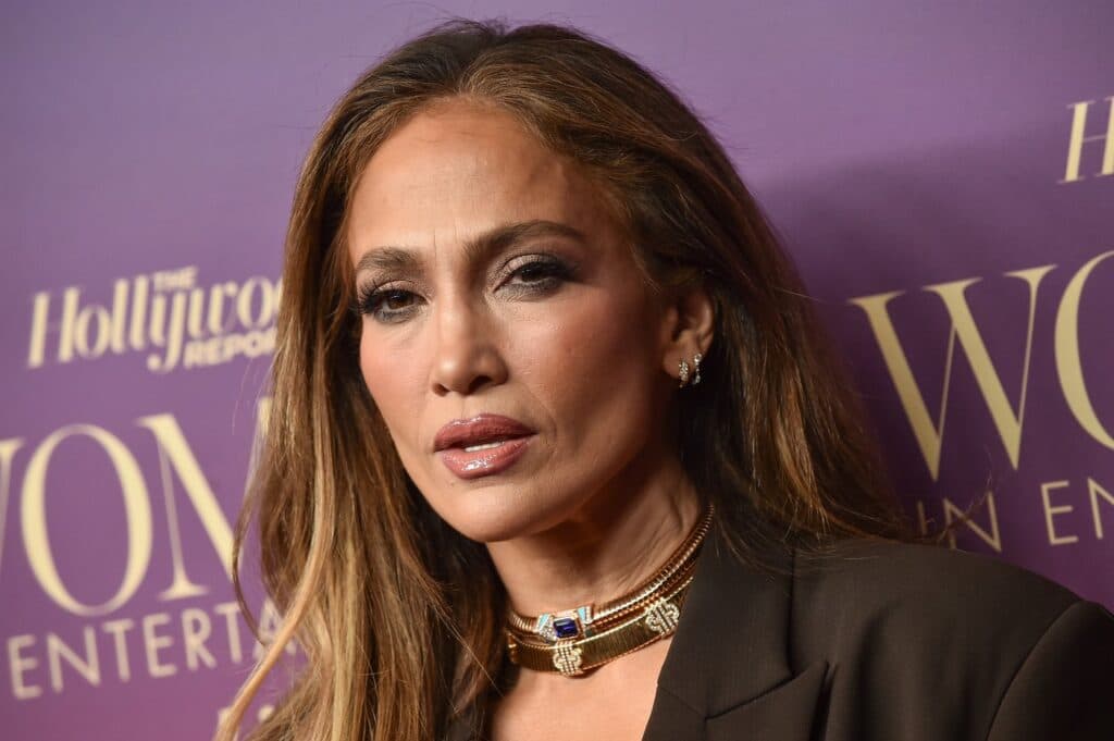 Jennifer Lopez ripostează ferm criticilor: „Dacă ai avea formele mele, ai fi mereu în pielea goală!”