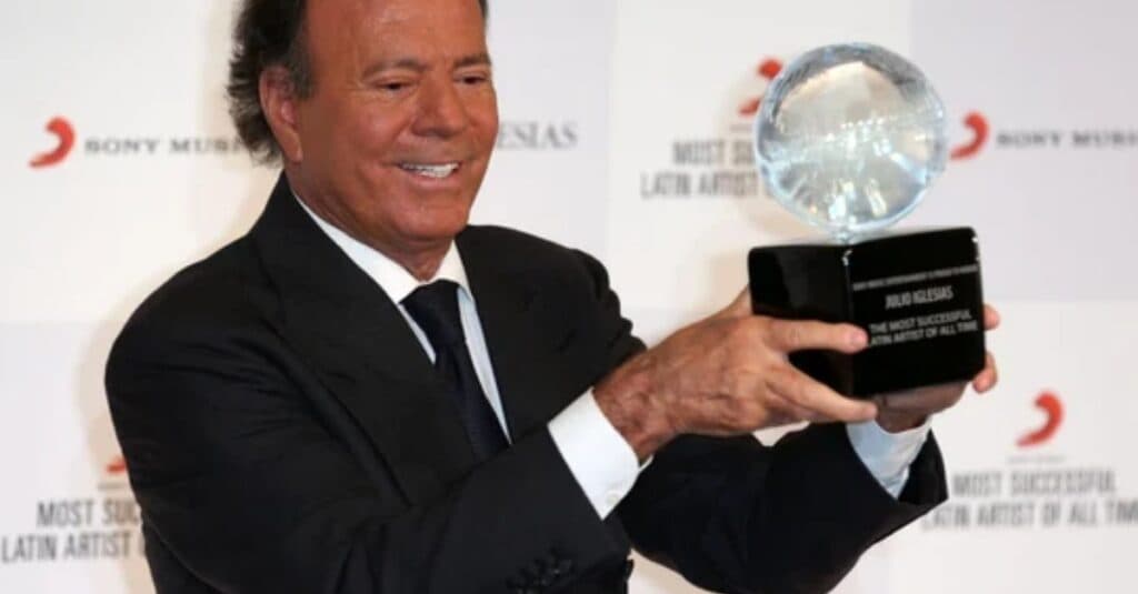 Julio Iglesias, prins într-un scandal de proporții. Două foste colaboratoare îl acuză de abuz sexual: „Mă exploata aproape în fiecare seară.”