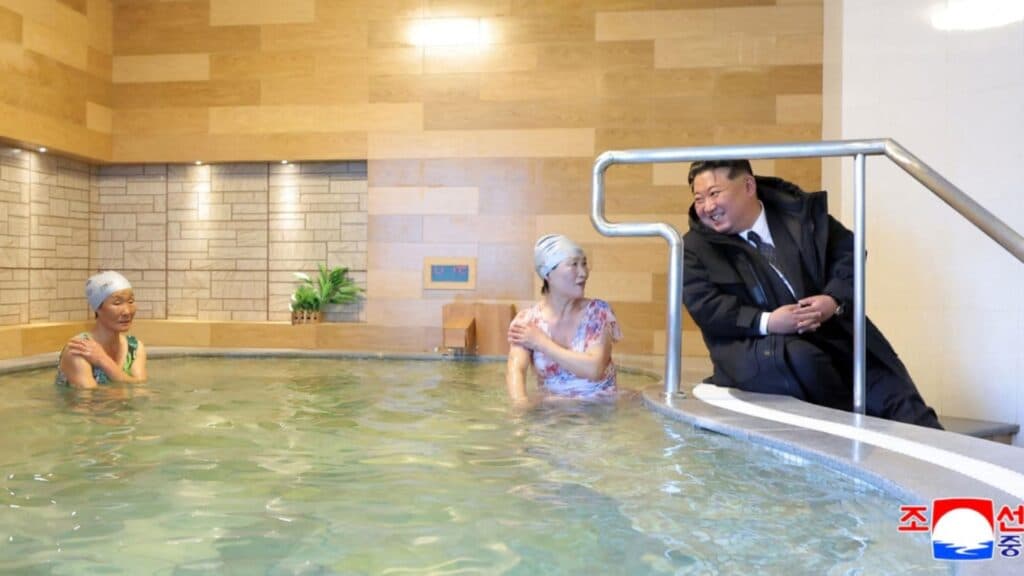 Kim Jong Un, îmbrăcat călduros la marginea piscinei, în contrast cu restul lumii, care era în costume de baie. O inaugurare deosebită în Coreea de Nord