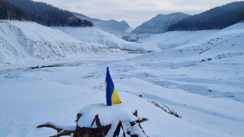 Lacul Vidraru, transformat într-un peisaj de iarnă impresionant după ce a fost complet golit de apă