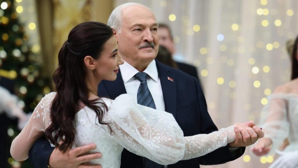 Lukașenko împărtășește secrete de frumusețe pentru femei: „Evitați să vă tratați fața cu tot felul de substanțe. Curățarea zăpezii vă menține tinere.”