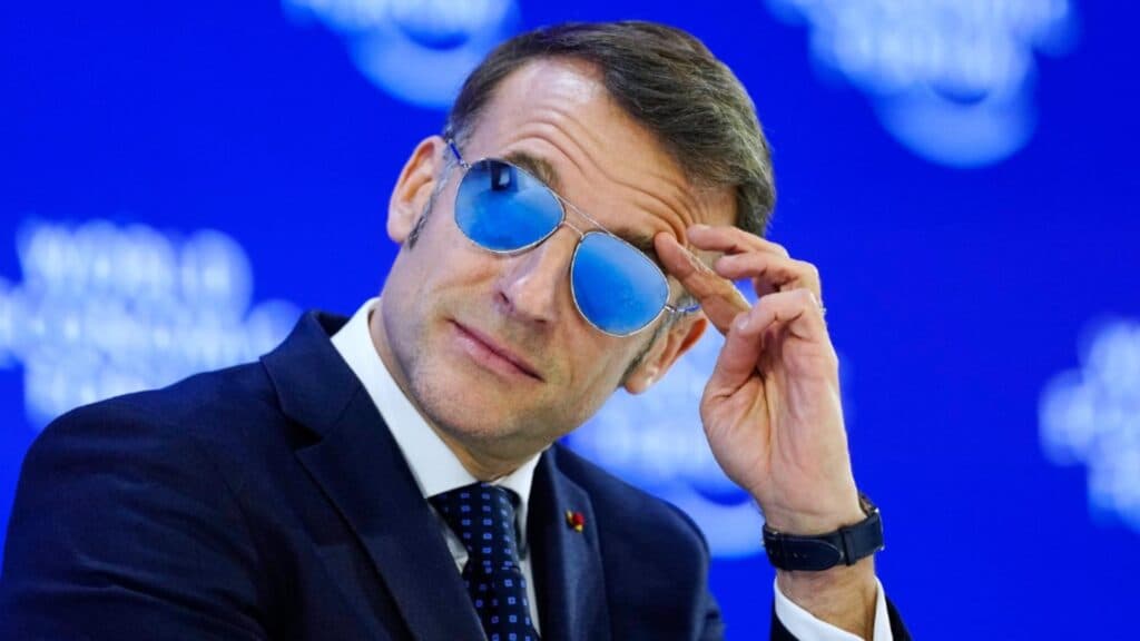 Macron surprinde la Davos: De ce a optat pentru ochelari de soare?
