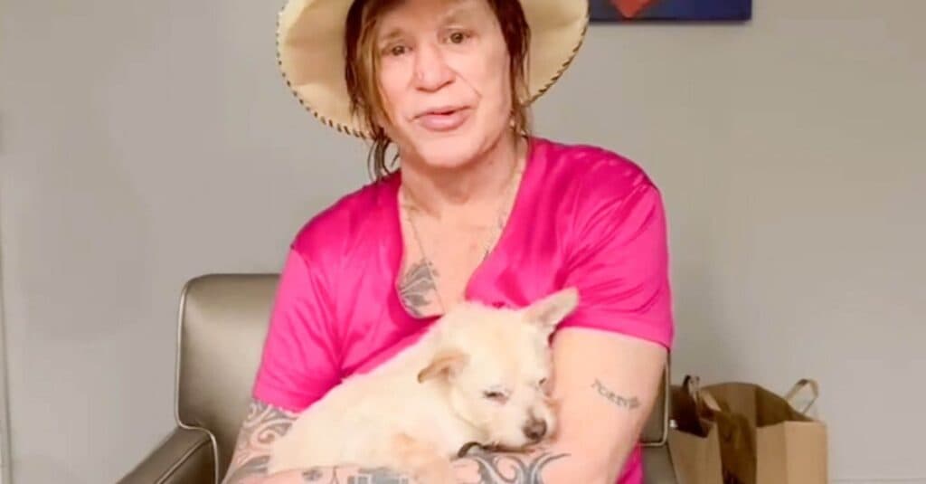 Mickey Rourke, susținut de fani, găzduit într-un hotel în vremuri de dificultăți financiare