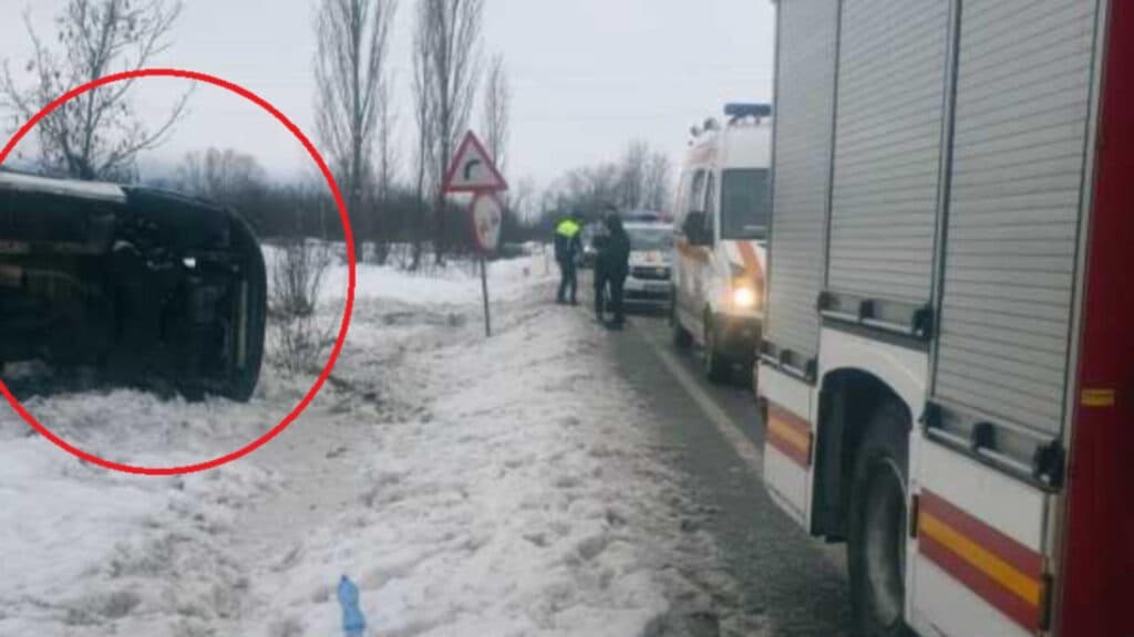 Accident în Călan: microbuz răsturnat cu 8 pasageri, o femeie a fost transportată la spital pentru îngrijiri medicale