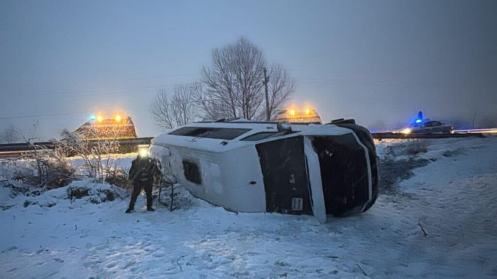 Accident rutier în Gorj: Microbuz cu mineri răsturnat din cauza ninsoarei, intervenție rapidă a pompierilor
