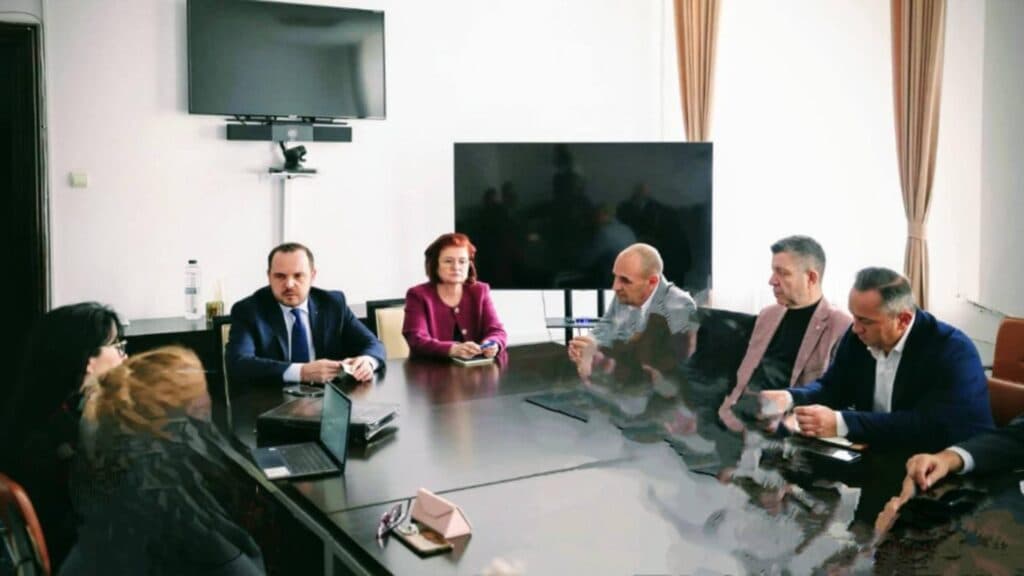 Alexandru Rogobete, ministrul Sănătății, în dialog cu sindicatele din domeniu privind gărzi, salarii și organizarea personalului