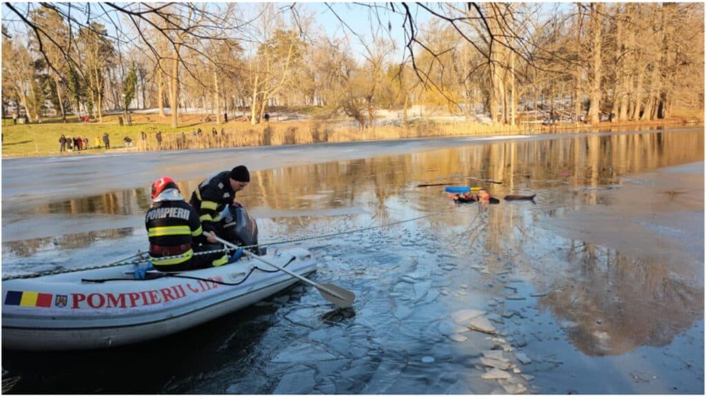 Alergă împotriva timpului în Craiova: Un micuț de cinci ani a căzut în lacul înghețat din Parcul Romanescu