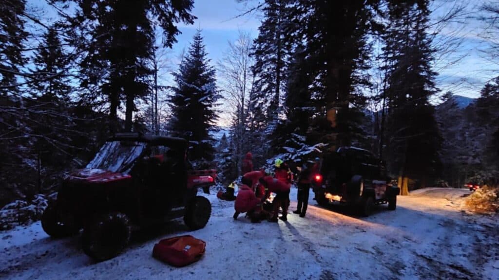 Operațiune de salvare spectaculoasă în Munții Baiului. Un aventurier a scăpat cu viață după o prăbușire de 70 de metri cu ATV-ul