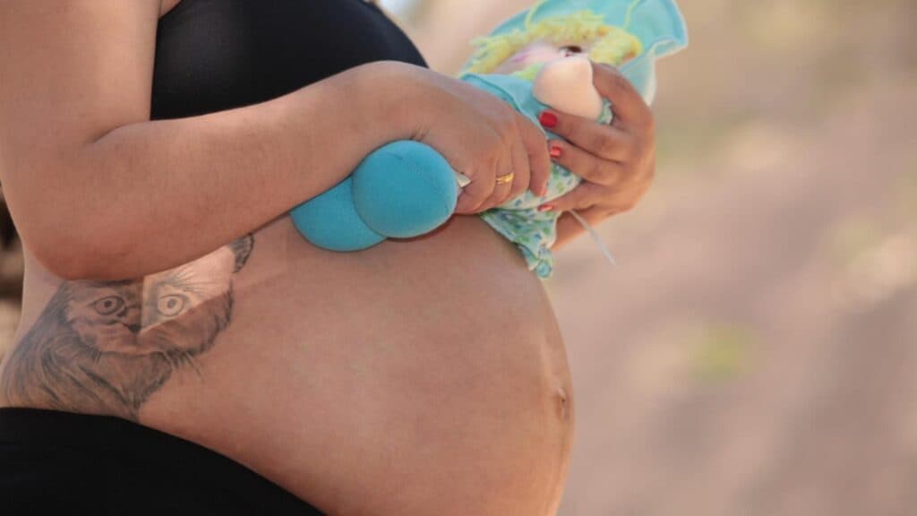 Naștere prematură în urma unui accident rutier: un bebeluș luptă pentru viață după ce mama a fost lovită de o bicicletă electrică