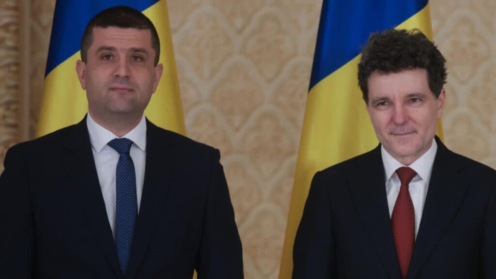Nicușor Dan, subiect de glume în Europa, după ce a fost prins într-o situație neplăcută în Paris. Ministrul Apărării refuză să comenteze scandalul legat de blocarea președintelui