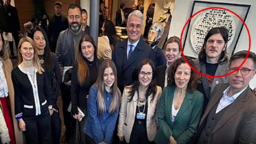 Controverse învăluite: Misterul „protestatarului în chiloți” de la Davos și cine l-a trimis pe Florin Bădiță acolo