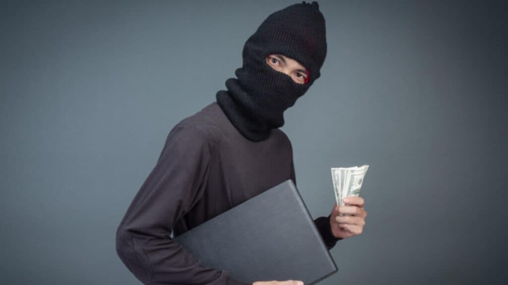 Atenție! Escrocii îți pot fura banii doar printr-o simplă apropiere, fără a te atinge