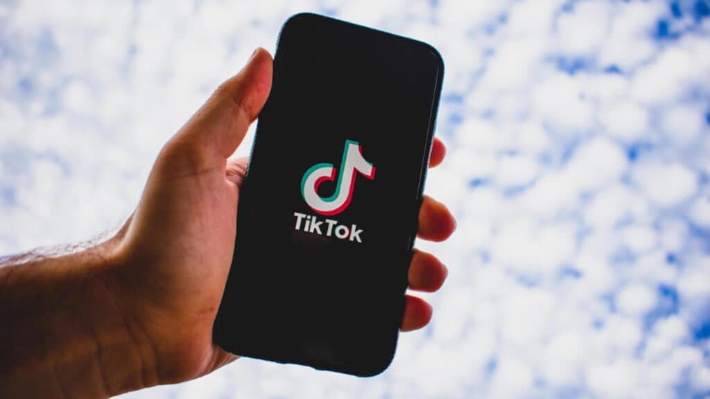 Noua tendință de pe TikTok poate duce la amenzi mari și probleme legale – Avertismentul Ministerului Afacerilor Interne