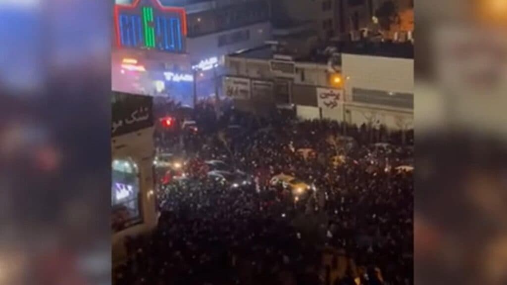Numărul victimelor protestelor din Iran a depășit 420, conform activiștilor pentru drepturile omului, în timp ce Trump evaluează posibile măsuri militare