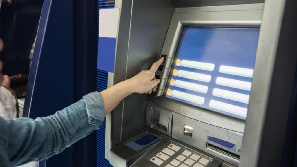 O mare bancă își închide 100 de sucursale în Europa, lăsând clienții să-și reconfigureze strategia financiară
