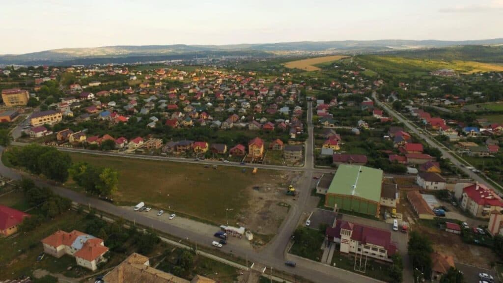 O comună românească depășește un oraș mare: investiții colosale și o populație apropiată de 100.000 de locuitori