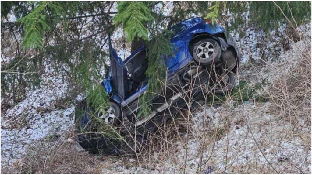Accident spectaculos în Argeș: O mașină a plonjat într-o prăpastie de 10 metri, iar un adolescent de 15 ani a suferit răni