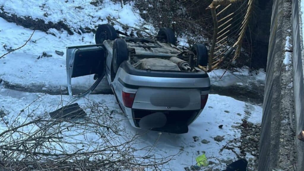 Patru oameni sunt în pericol după ce automobilul lor a plonjat în Pârâul Doamnei din județul Neamț: detalii despre starea acestora