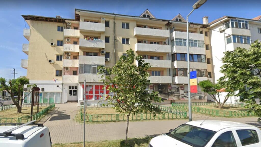 O primărie din România își desfășoară activitatea într-un bloc de locuințe, transformând anunțurile administrative în noul decor urban