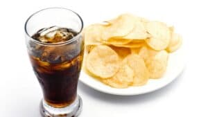 O națiune europeană interzice promovarea alimentelor nesănătoase în timpul zilei