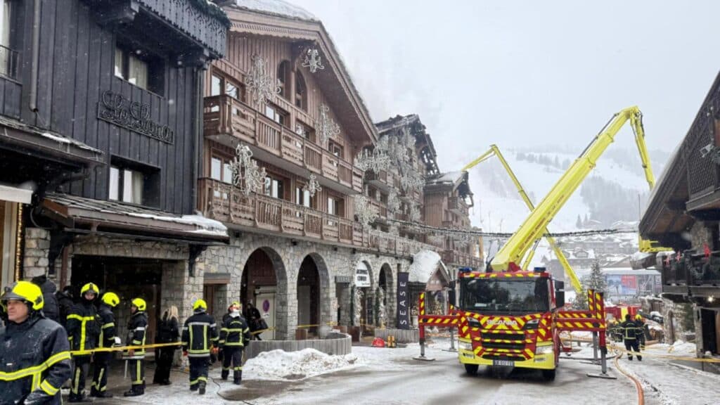 Focul devastator lovește un renumit hotel de lux din Alpii francezi, provocând panică și evacuarea a aproape 300 de oaspeți