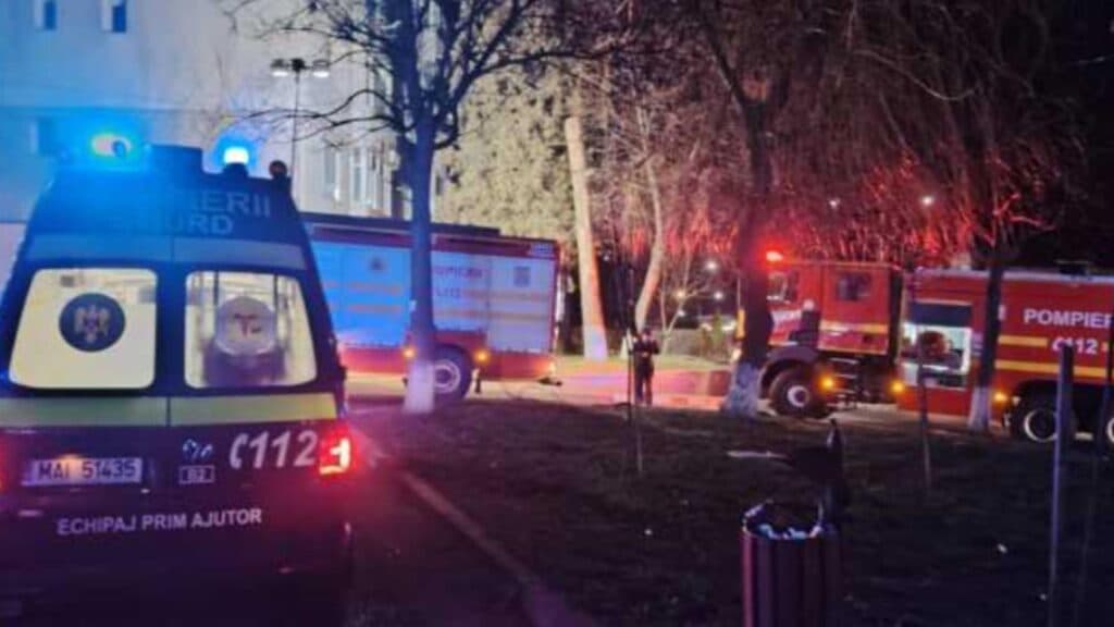 Alertă într-un cartier din Fălticeni: Flăcări devastatoare într-un bloc, locatarii salvați în grabă