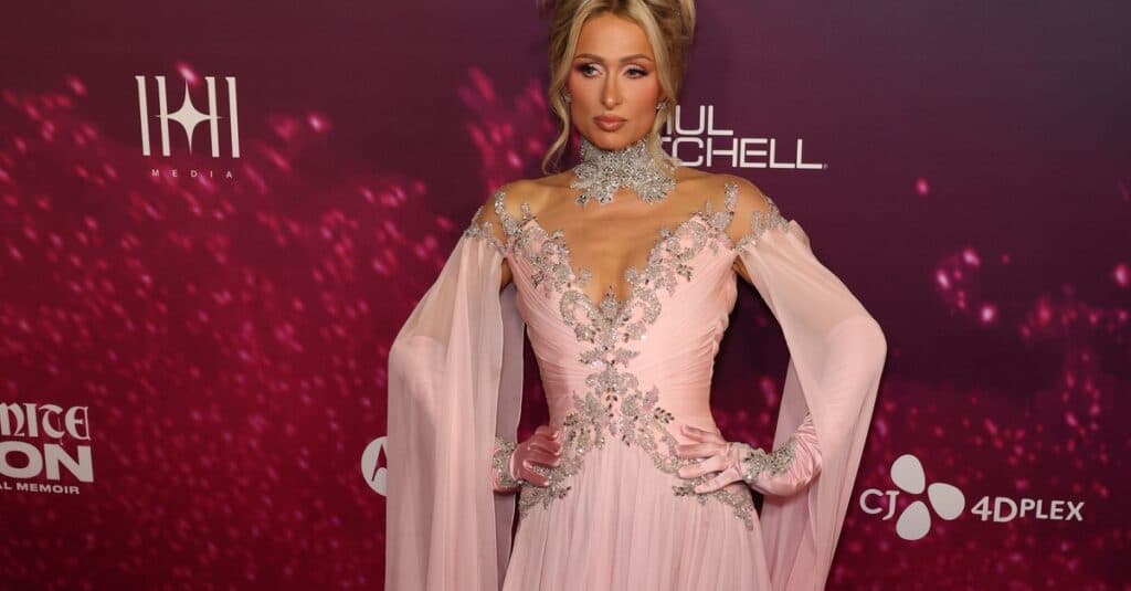 Paris Hilton strălucește pe covorul roșu! Alături de familie, la lansarea noului ei documentar