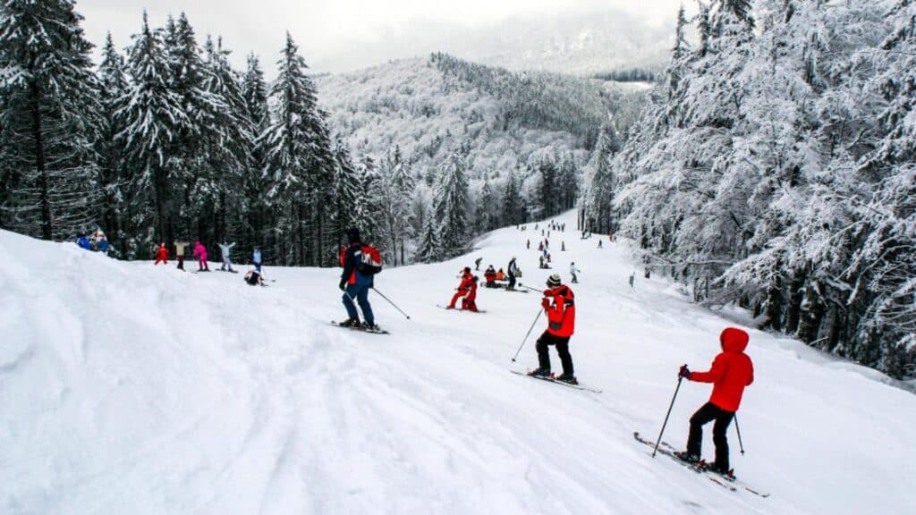 Sinaia, magnetul turiștilor: peste 1000 de aventurieri se bucură de zăpadă în prima zi a anului