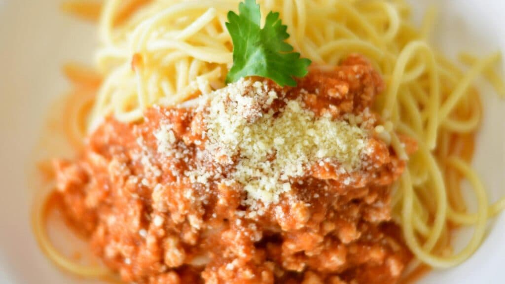 Spaghete cu carne tocată și sos de roșii catifelat. O rețetă rapidă și savuroasă