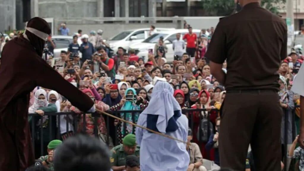 Lovitură brutală în Indonezia: un cuplu, pedepsit public pentru relații intime premaritale, a provocat leșinul femeii