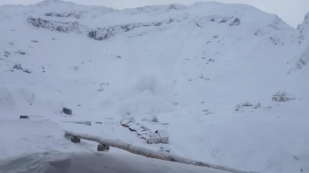 Atenție, iubitori de munte: avalanșe iminente amenință destinațiile turistice din România