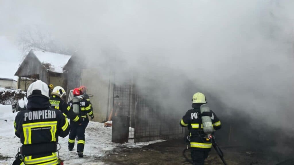 Alertă de incendiu la Satu Mare: butelii cu oxigen în pericol de explozie dintr-un depozit mistuit de flăcări