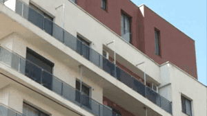 Căderea pieței imobiliare sub greutatea măsurilor de austeritate impuse de guvernul Bolojan: statisticile oficiale atestă declinul