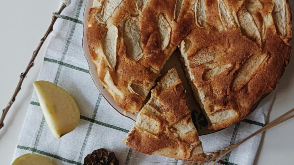 Deliciu de plăcintă cu mere tăiate cubulețe: Rețeta unui desert rapid și gustos