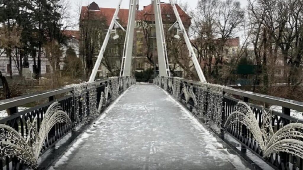 Podul lui Bolojan, dotat cu sistem anti-îngheț, a cedat. Investiția premierului s-a transformat în eșec