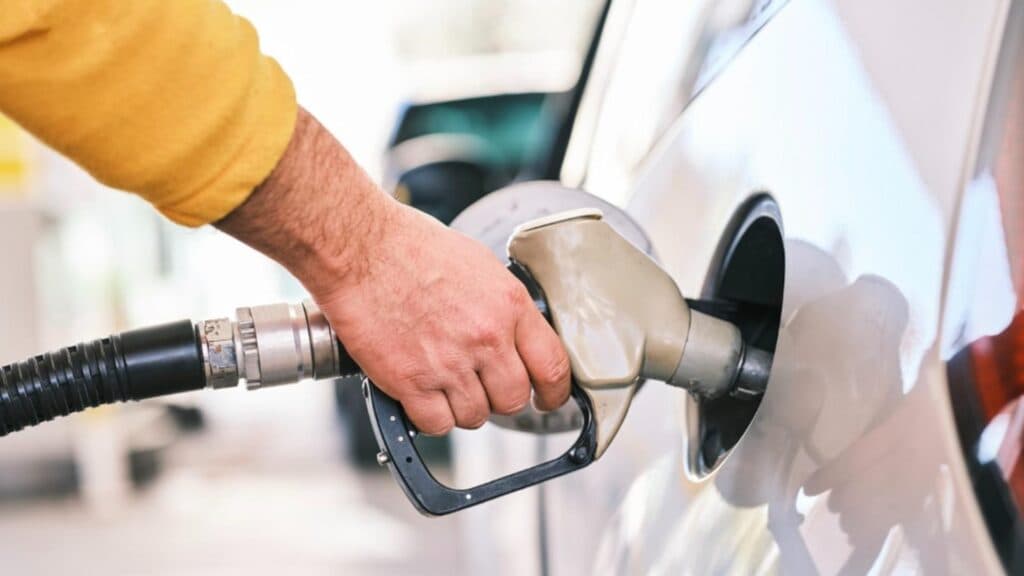 Anul începe cu o LOVITURĂ la pompă: prețurile carburanților cresc de astăzi, iar experții trag un semnal de alarmă privind depășirea pragului de 8 lei/litru