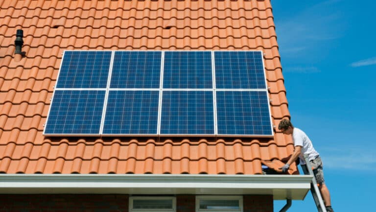 Prosumatorii vor putea să împărtășească energia generată cu alți consumatori: Detalii despre inițiativa Ministerului Energiei