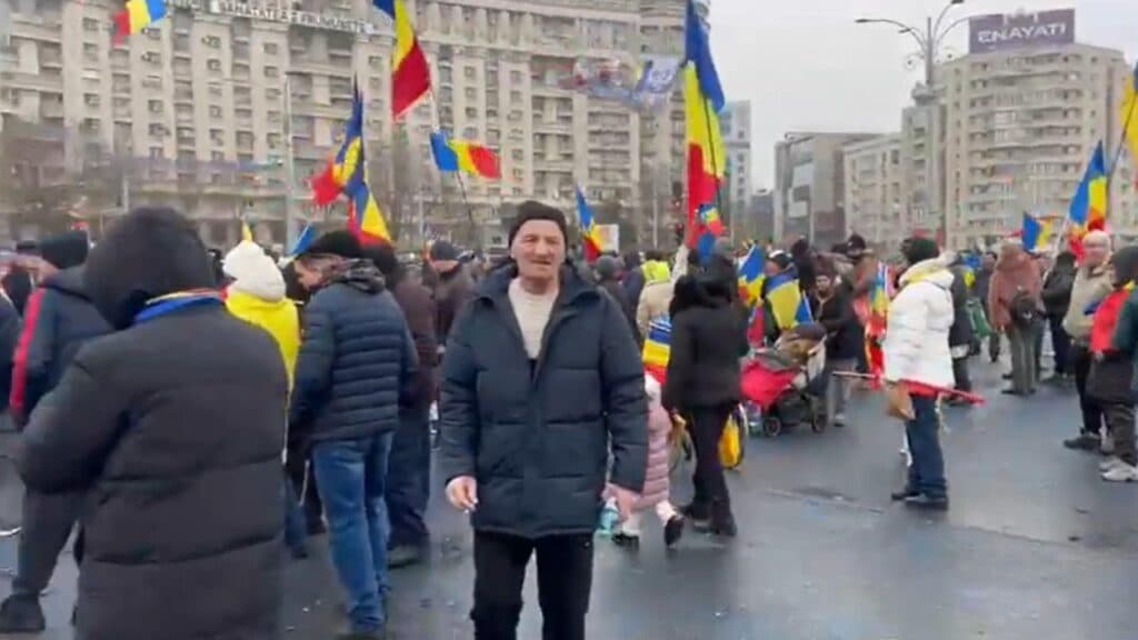 Mii de oameni au ieșit pe străzi în București pentru a protesta împotriva măsurilor de austeritate