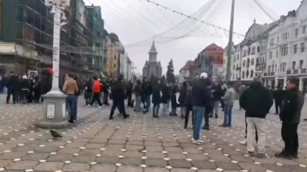 Mii de oameni ies în stradă după crima șocantă a copilului din Timiș. Cer reformarea legislației