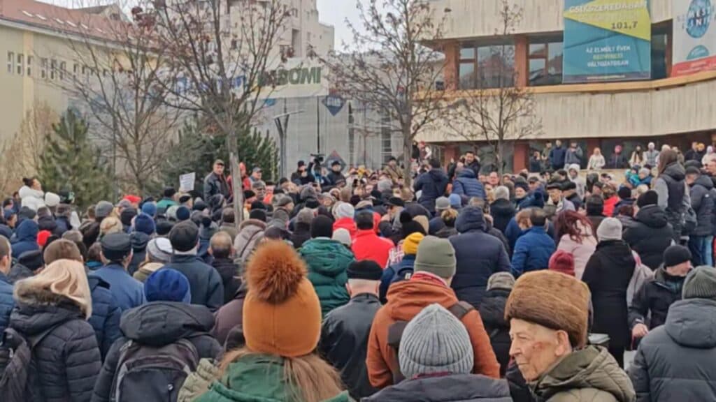 Demonstrații în orașele mari împotriva creșterii impozitelor locale. Cetățenii solicită desființarea consiliilor care le-au majorat taxele