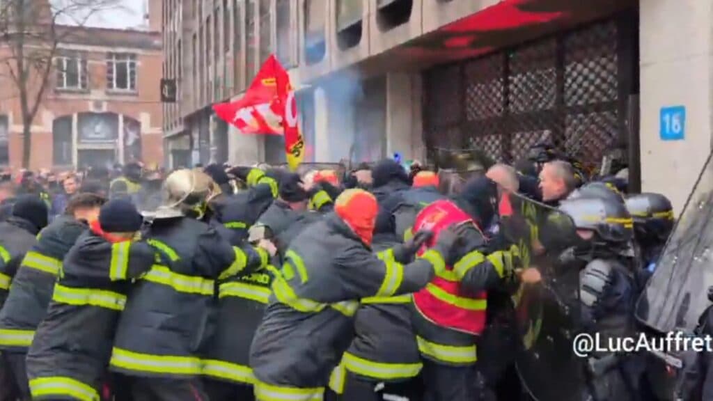 Foc și furie pe străzile Franței: pompierii protestează împotriva violenței
