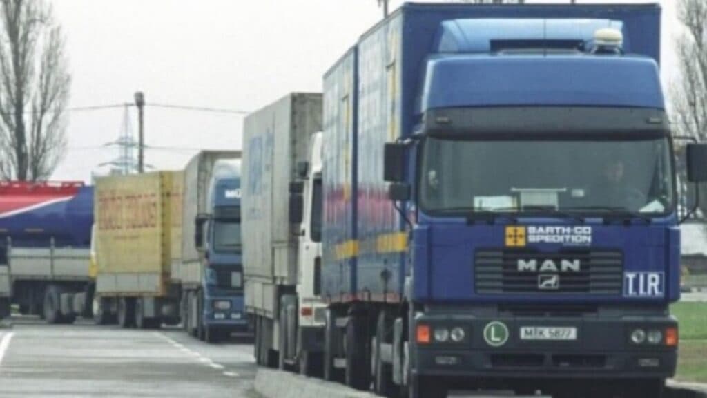 Perturbări în traficul de camioane la frontieră din cauza protestelor transportatorilor sârbi: sfaturile poliției