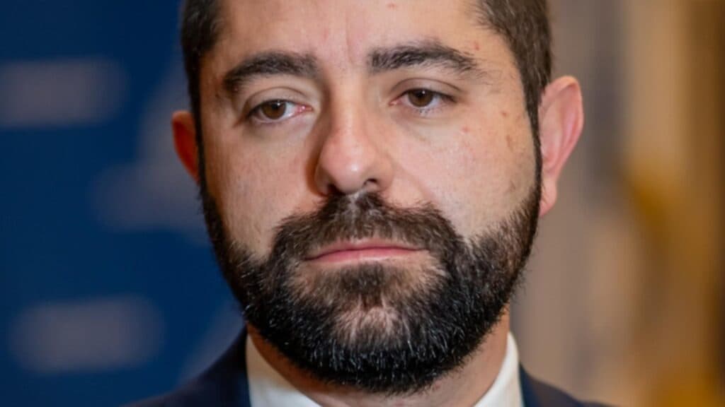Radu Burnete, colaborator de încredere al lui Nicușor Dan, își împărtășește viziunea inovatoare despre diplomația economică după Davos: “E momentul să ne reinventăm abordarea.”