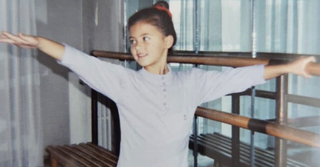 O mai recunoști pe fetița din imagine? Acum este o artistă seducătoare, celebră în întreaga țară și mamă a trei copii