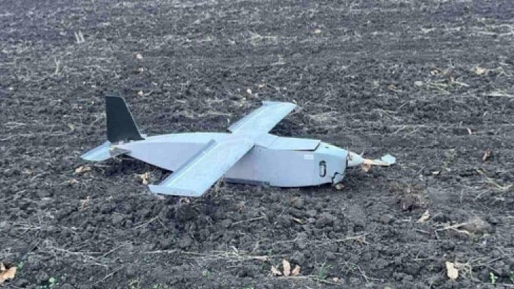 Rămășițele unei drone, găsite într-o gospodărie din Vrancea, sunt investigate de MApN