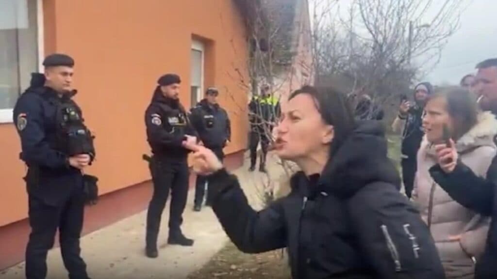 Protest împotriva eliberării unui criminal minor sub influența drogurilor. Părinți îngrijorați pentru siguranța copiilor lor solicită justiție