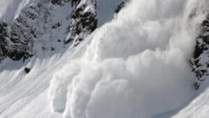 Atenție la avalanșe în zonele montane, din cauza ninsorilor abundente