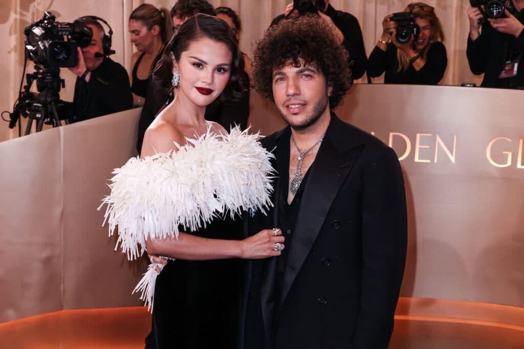 Rochia Chanel purtată de Selena Gomez la Globurile de Aur 2026 este rezultatul a 323 de ore de muncă dedicată